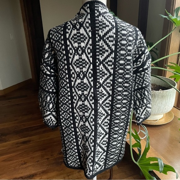 Velvet by Graham & Spencer Black and White Geometric Patterned Open Cardigan - Picture 5 of 13
